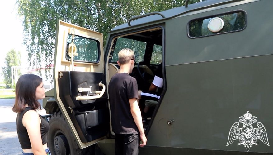Сотрудники ОМОН участвуют в проекте «Каникулы с Росгвардией» в Тюмени