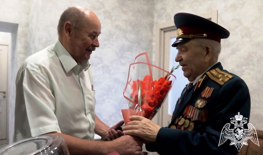 Ветерана Великой Отечественной войны поздравили с днём рождения росгвардейцы в Тюмени