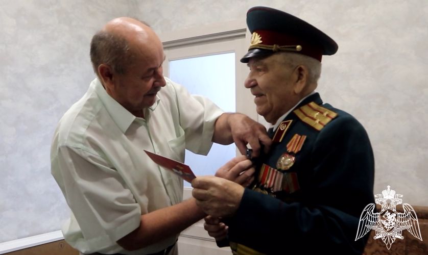 Ветерана Великой Отечественной войны поздравили с днём рождения росгвардейцы в Тюмени
