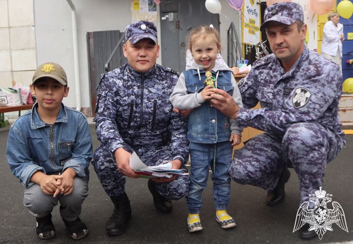 Росгвардейцы в Тюмени поздравили детей с ограниченными возможностями здоровья с Днём знаний