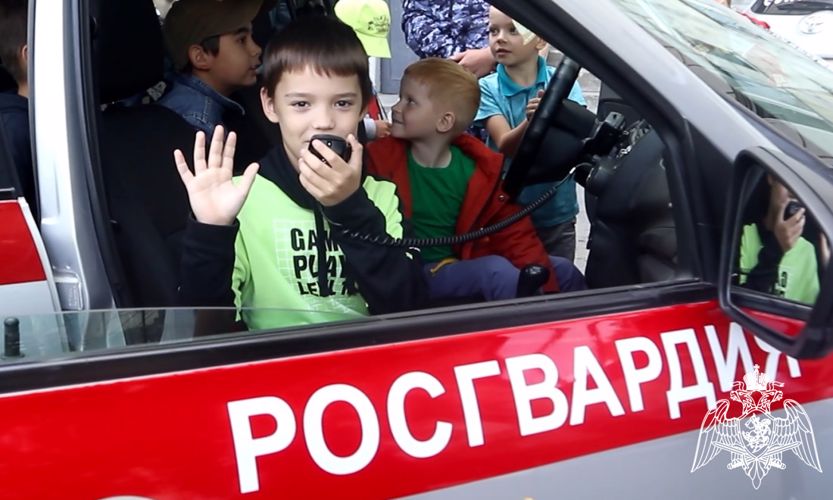Росгвардейцы в Тюмени поздравили детей с ограниченными возможностями здоровья с Днём знаний