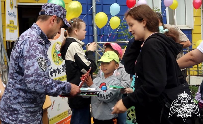 Росгвардейцы в Тюмени поздравили детей с ограниченными возможностями здоровья с Днём знаний