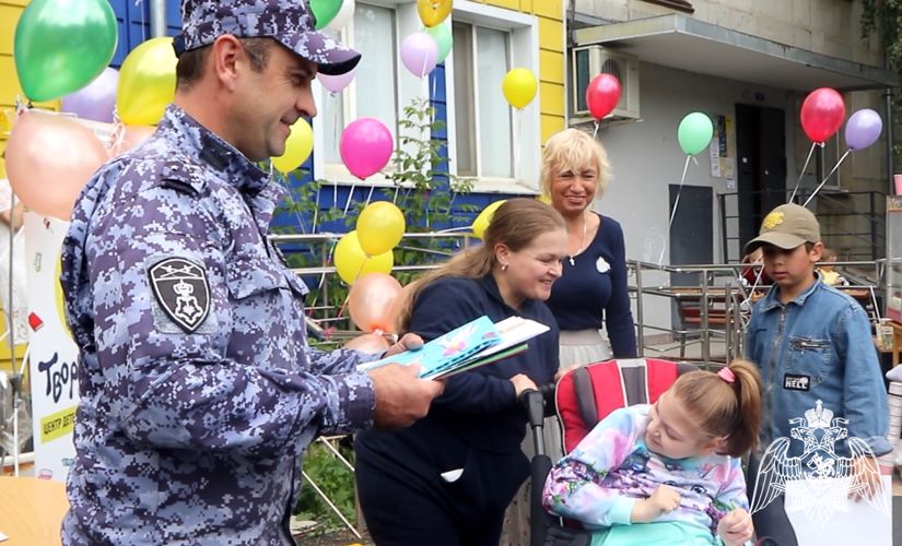 Росгвардейцы в Тюмени поздравили детей с ограниченными возможностями здоровья с Днём знаний