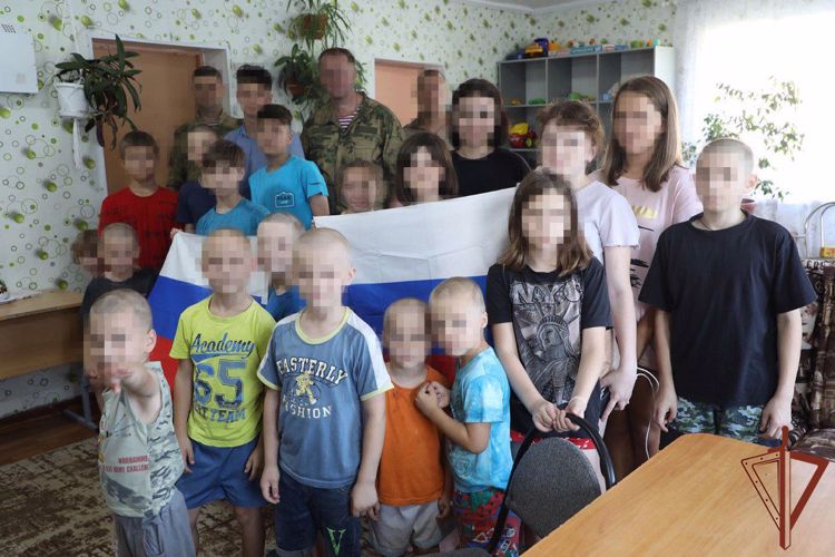 Росгвардейцы развернули 10-метровый государственный флаг Российской Федерации в ЛНР