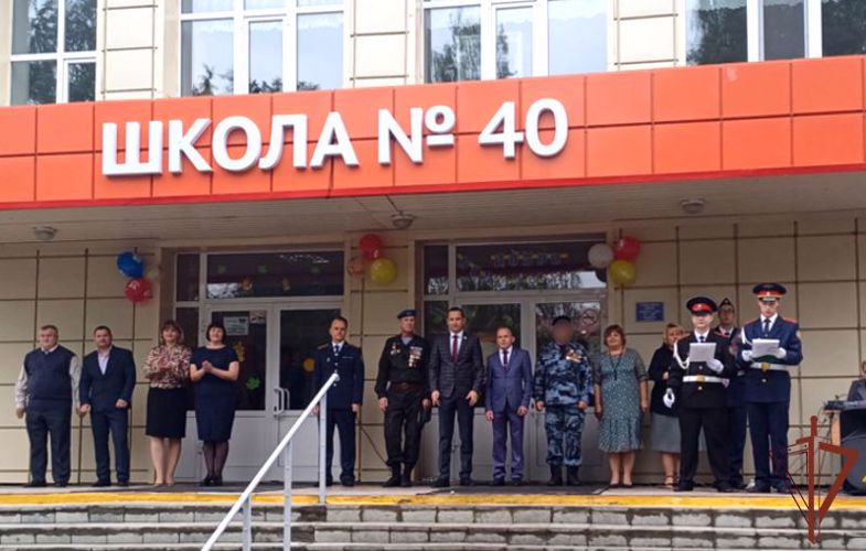 Росгвардейцы в День знаний провели для уральских школьников открытые уроки