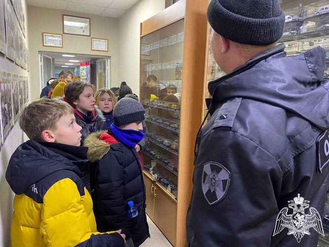Офицер тюменского ОМОН коллекционирует модели служебного автотранспорта правоохранительных органов