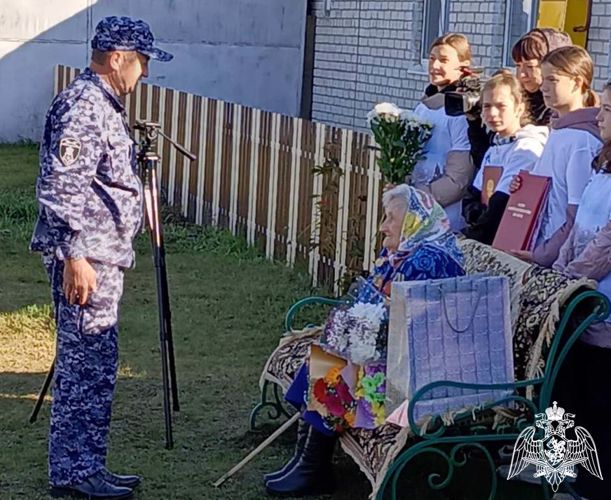 Со 100-летним юбилеем поздравили росгвардейцы участницу Великой Отечественной войны в Тюменской области