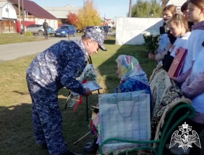 Со 100-летним юбилеем поздравили росгвардейцы участницу Великой Отечественной войны в Тюменской области