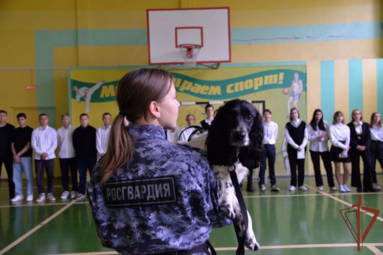 Росгвардейцы в День знаний провели для уральских школьников открытые уроки