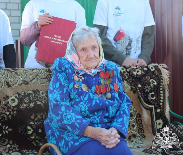 Со 100-летним юбилеем поздравили росгвардейцы участницу Великой Отечественной войны в Тюменской области