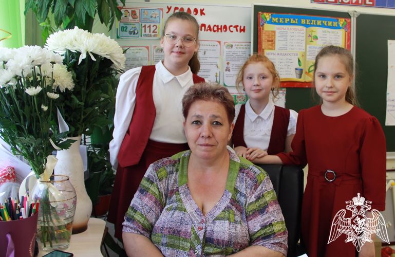 Росгвардейцы и члены их семей в Тюменской области продолжают участвовать во всероссийской акции «Спасибо учителю» 