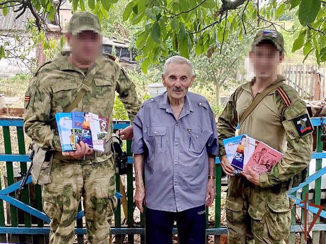 В ДНР росгвардейцы навестили семью ветеранов труда