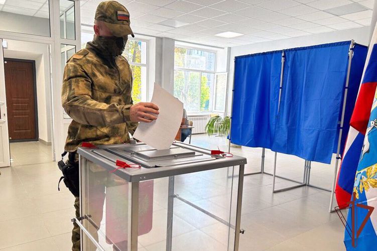 Росгвардейцы проголосовали на экстерриториальных участках в ДНР