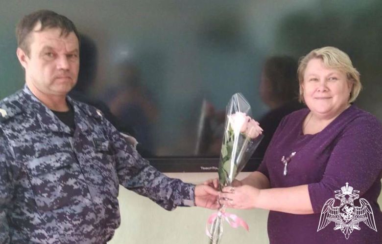 Росгвардейцы и члены их семей в Тюменской области продолжают участвовать во всероссийской акции «Спасибо учителю» 
