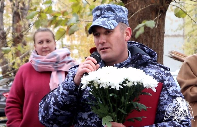 Со 100-летним юбилеем ветерана Великой Отечественной войны поздравили росгвардейцы в Тюмени (видео)