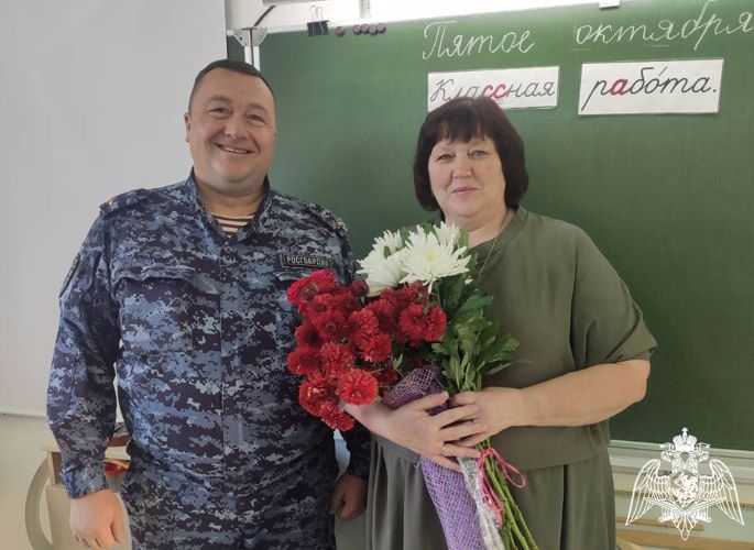 Росгвардейцы поздравили педагогов Тюменской области с профессиональным праздником