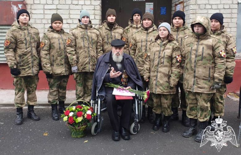 Со 100-летним юбилеем ветерана Великой Отечественной войны поздравили росгвардейцы в Тюмени (видео)