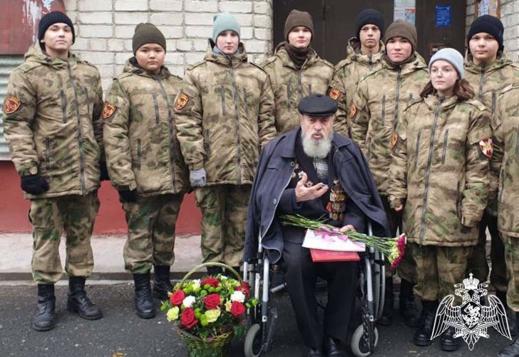 Со 100-летним юбилеем ветерана Великой Отечественной войны поздравили росгвардейцы в Тюмени (видео)