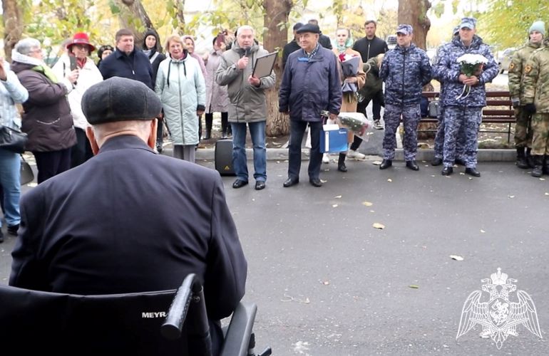 Со 100-летним юбилеем ветерана Великой Отечественной войны поздравили росгвардейцы в Тюмени (видео)