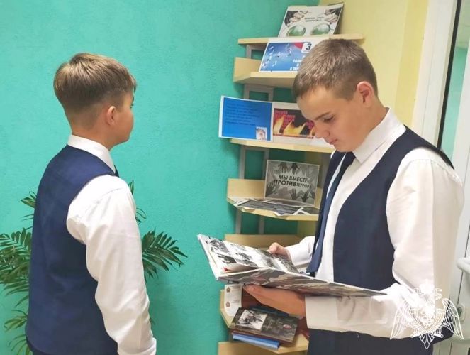 Росгвардейцы в Тюменской области поздравили с профессиональным праздником работников школьных библиотек 