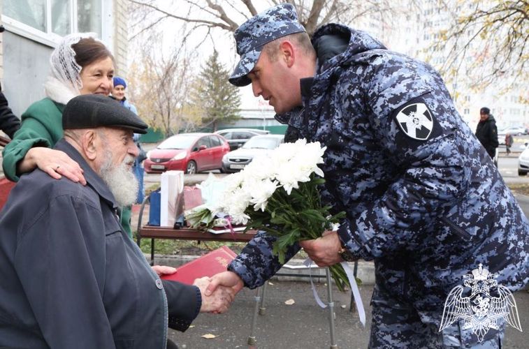 Со 100-летним юбилеем ветерана Великой Отечественной войны поздравили росгвардейцы в Тюмени (видео)