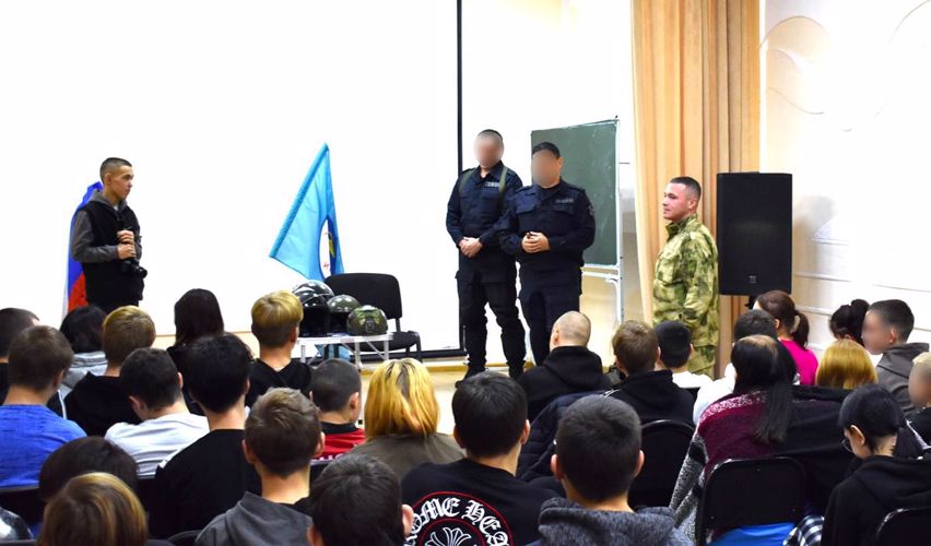 Росгвардейцы встретились с юными тюменцами в рамках проекта «Ваша безопасность – наша работа»