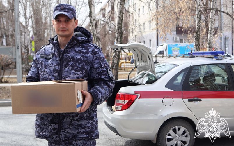 Благотворительную помощь нуждающимся землякам и животным оказали росгвардейцы в Тюмени  