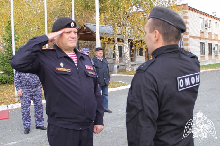 Сотрудники и ветераны тюменского ОМОН принимают поздравления в профессиональный праздник