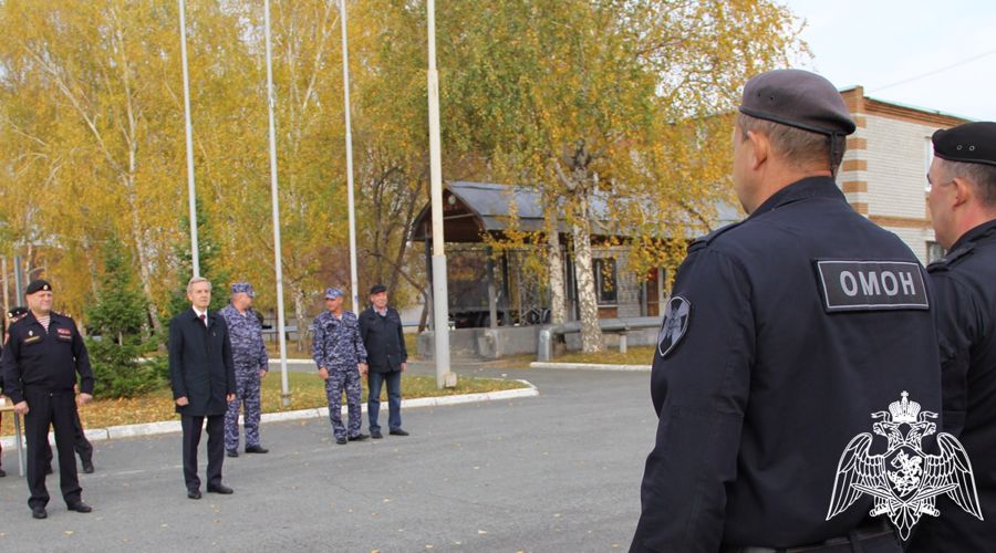 Сотрудники и ветераны тюменского ОМОН принимают поздравления в профессиональный праздник