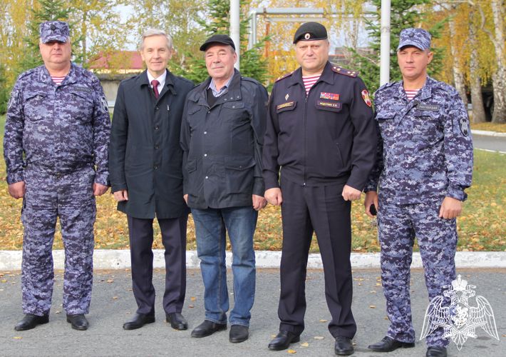 Сотрудники и ветераны тюменского ОМОН принимают поздравления в профессиональный праздник