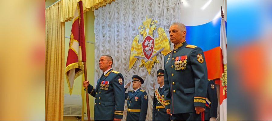 Генерал-полковник Сергей Бойко вручил личный штандарт командующего Уральским округом Росгвардии генерал-лейтенанту Владимиру Спиридонову