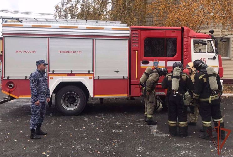 Росгвардия и МЧС России провели совместную практическую тренировку в Тюмени