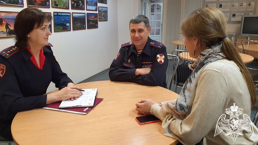 Росгвардейцы поздравили с 24-летием информационное агентство «Тюменская линия»