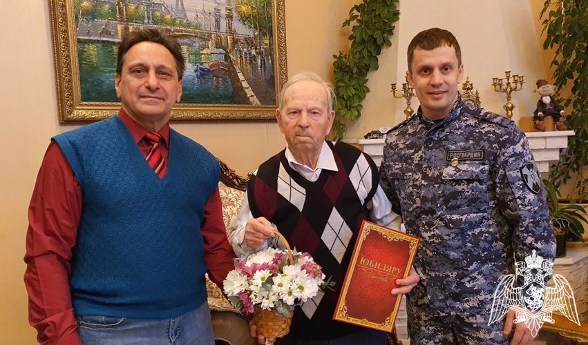 Росгвардейцы в Тюмени поздравили ветерана войск правопорядка с 90-летним юбилеем 