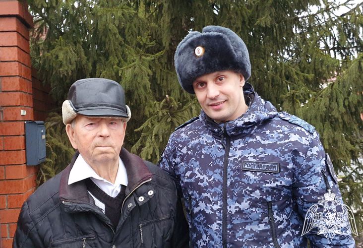 Росгвардейцы в Тюмени поздравили ветерана войск правопорядка с 90-летним юбилеем