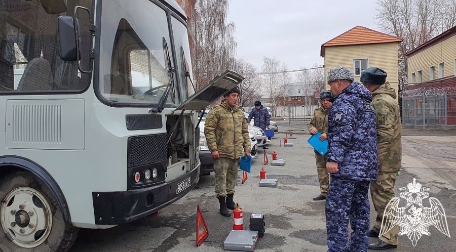 Технику и вооружение подготовили к зимнему периоду эксплуатации подразделения территориального управления Росгвардии в Тюменской области 