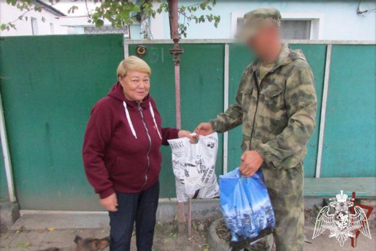 Росгвардейцы оказывают помощь населению ЛНР