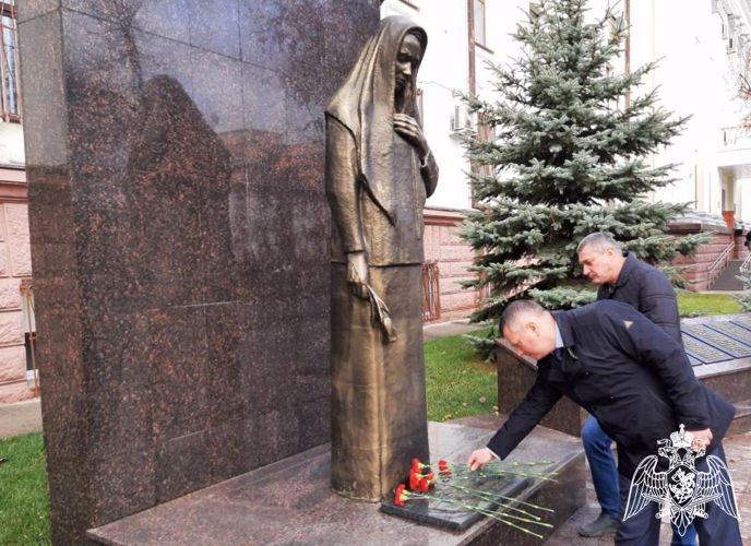 Росгвардейцы и ветераны в Тюменской области почтили память погибших сотрудников органов внутренних дел
