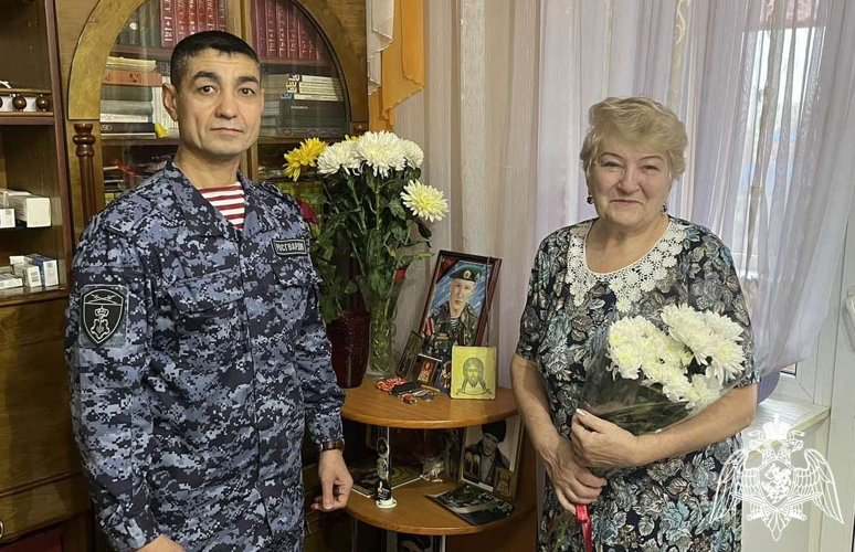 В День матери в Тюменской области сотрудники спецподразделений поздравили мам своих боевых товарищей погибших при исполнении служебного долга 