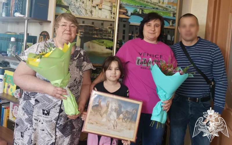 В День матери в Тюменской области сотрудники спецподразделений поздравили мам своих боевых товарищей погибших при исполнении служебного долга 