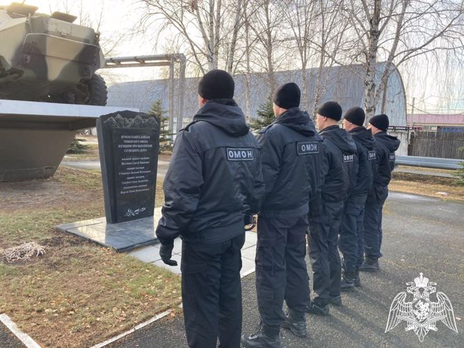 Росгвардейцы и ветераны в Тюменской области почтили память погибших сотрудников органов внутренних дел