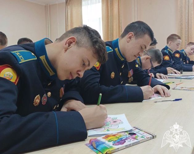 Кадеты тюменского президентского училища в рамках акции Росгвардии поздравили мам участников СВО с Днём матери