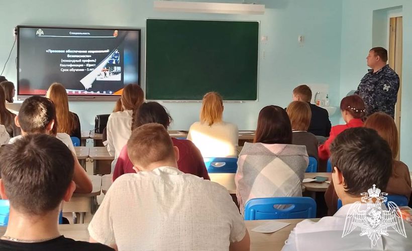 Росгвардейцы проводят профориентационные мероприятия с тюменскими школьниками