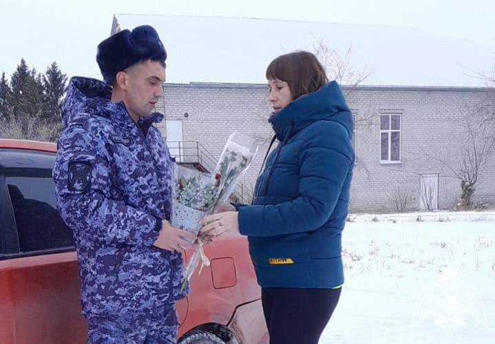 В День матери в Тюменской области сотрудники спецподразделений поздравили мам своих боевых товарищей погибших при исполнении служебного долга
