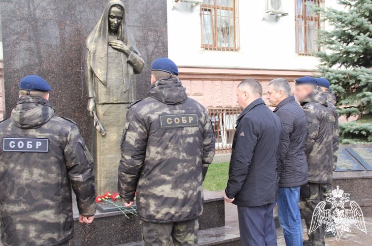 Росгвардейцы и ветераны в Тюменской области почтили память погибших сотрудников органов внутренних дел