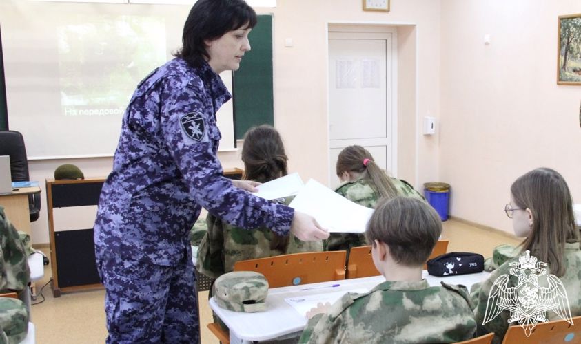 Тюменские школьники присоединились к акции Росгвардии и поздравили мам участников СВО с Днём матери