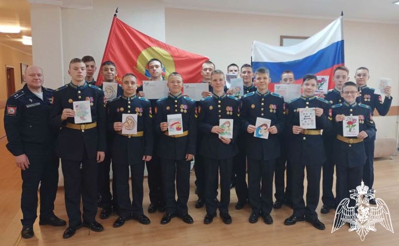 Кадеты тюменского президентского училища в рамках акции Росгвардии поздравили мам участников СВО с Днём матери