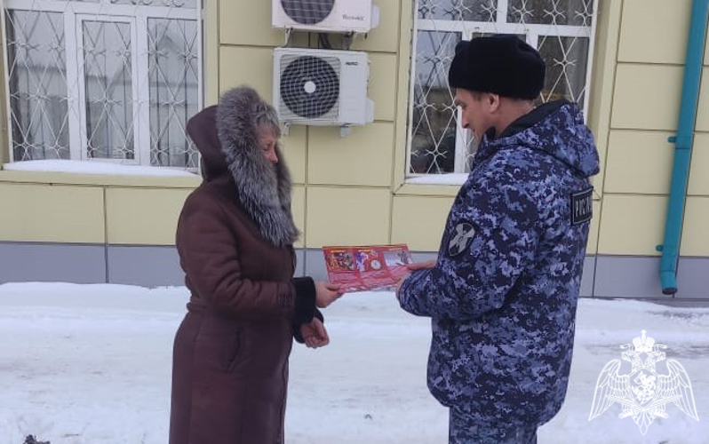 Росгвардейцы в Тюменской области напоминают землякам о соблюдении правил безопасности в новогодние праздники
