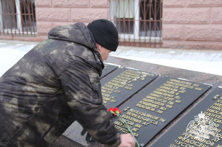 Начальник территориального управления, офицеры и ветераны в Тюменской области почтили память Героев