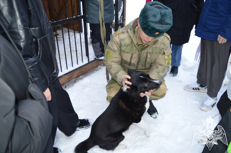 Дед Мороз специального назначения в Тюмени поздравил ребят из детского дома